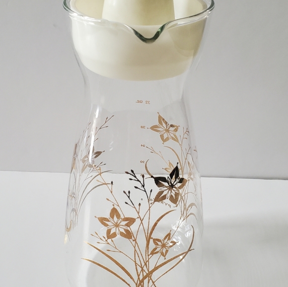 VTG PYREX Juice Pitcher Milk Carafe Glass Server Floral Leafy Gold Overlay Tall - Picture 3 of 14